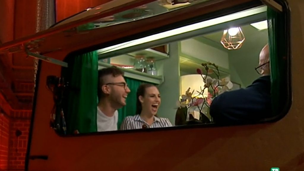 Yo y la presentadora Sarah Nichols riéndonos de un chiste de Goyo Jiménez (Presentador) y Sara Escudero (Invitada)