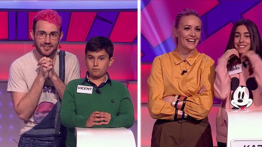 Pantalla partida. A la izquierda, yo al lado de un niño llamado Vicent. A la derecha, Alba de Sweet California al lado de una niña llamada Karol.